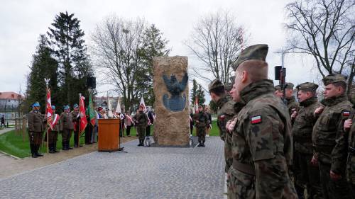 Żołnierze i poczty sztandarowe podczas obchodów 83. rocznicy Zbrodni Katyńskiej